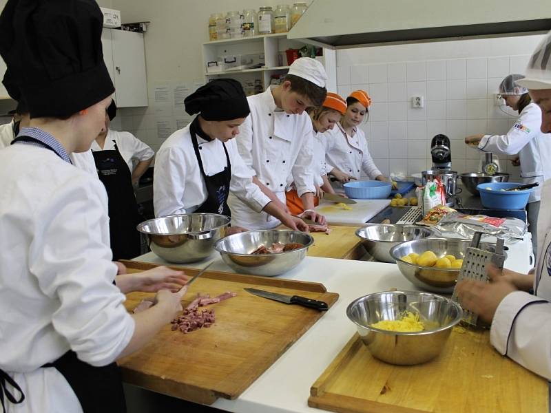 Ozdobné vyřezávání v novopacké Střední škole gastronomie a služeb.