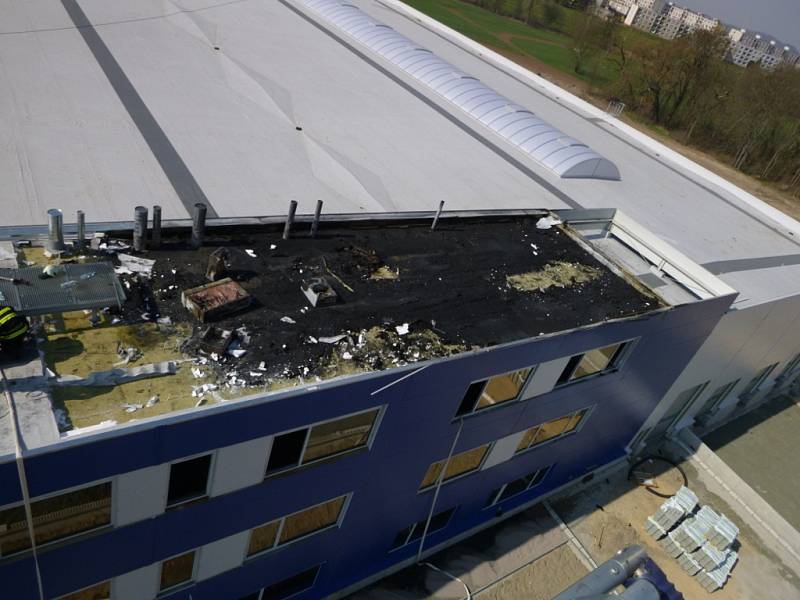 V Jičíně hořela střecha nově budované průmyslové haly.
