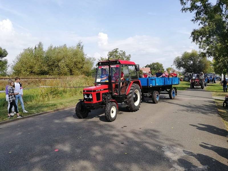 Sraz legendárních traktorů Zetor v Ohnišťanech.