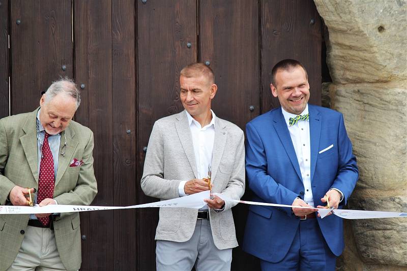 Slavnostního otevření hradu a představení památky po rozsáhlé revitalizaci se zůčatnili také majitelé z rodu Kinských dal Borgo, ministr kultury Martin Baxa, zástupci stavitelské firmy VPP Group a jejich hosté.