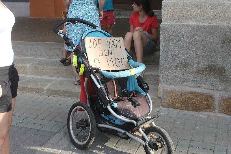 Nová Paka – K protestní úterní akci za odchod Andreje Babiše z vlády se na Masarykově náměstí v Nové Pace připojilo nakonec přes 160 lidí.