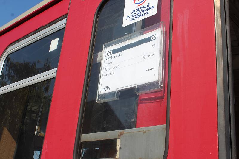 Vlaky mezi Nymburkem a Jičínem čekají na stanici Kopidlno desítky minut. Dopravu urychlí nová výhybna.