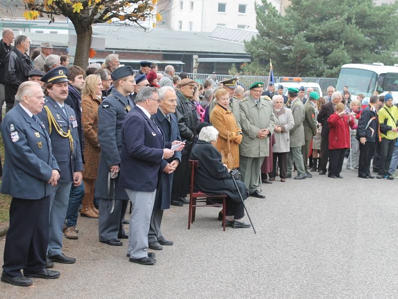 Uctění památky letce Otakara Hrubého v Nové Pace.