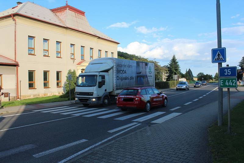 Obyvatelé Konecchlumí, Ostroměři i dalších obcí na E442 se snaží s životem u silnice vyrovnat, jak jen mohou. Ulevit by jim mohl plánovaný úsek D35 Úlibice-Hořice.