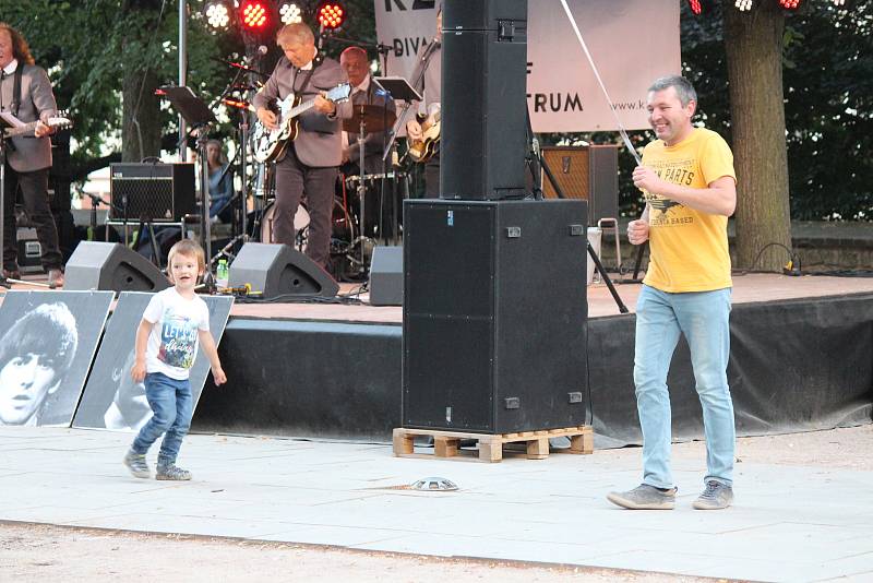 Večírek na oslavu legendárních The Beatles přitáhl do parku na letní kino lidi všech generací.