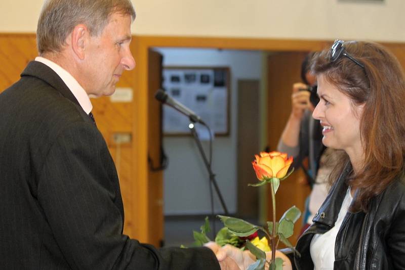 Studenti jičínské MOA gratulovali řediteli Jiřímu Tajčovi.