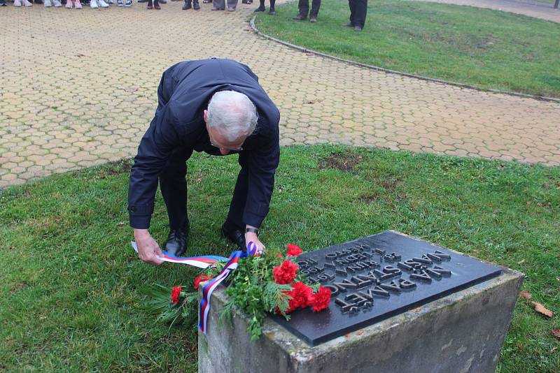 Veřejnost, žáci ZŠ Husova a představitelé města Jičín si připomněli Den vzniku samostatného československého státu.