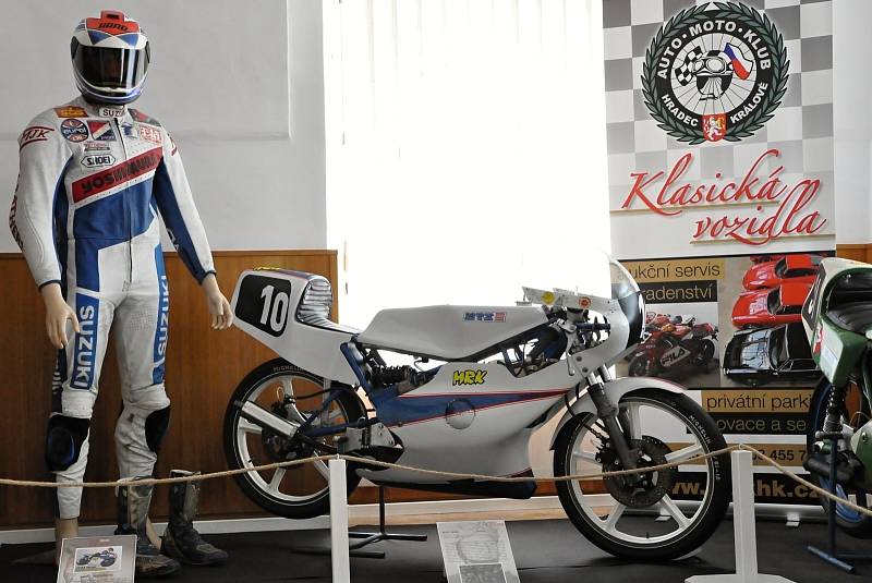 Jednotlivé výstavní místnosti jsou zaměřeny tematicky na určité období historie hořických motocyklových závodů od 20. let minulého století až po současné závodní ročníky. Jedna z výstavních místností je věnovaná památce československého reprezentanta Gust