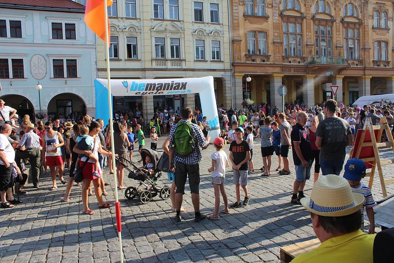 Daniela Polmana, který dokončil extrémní cyklistický závod napříč Amerikou, vítala Nová Paka. Amatérský cyklista se davu poklonil a poděkoval za přízeň fanoušků, která ho hnala do cíle nejtěžšího a nejdelšího závodu světa.