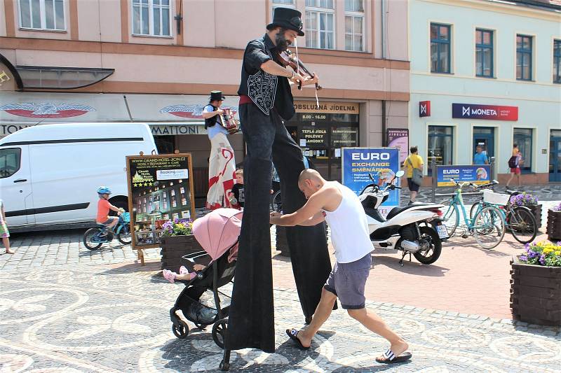 Multižánrový festival v ulicích města zahájil netradiční pochod dua Notochod od Masarykova divadla.