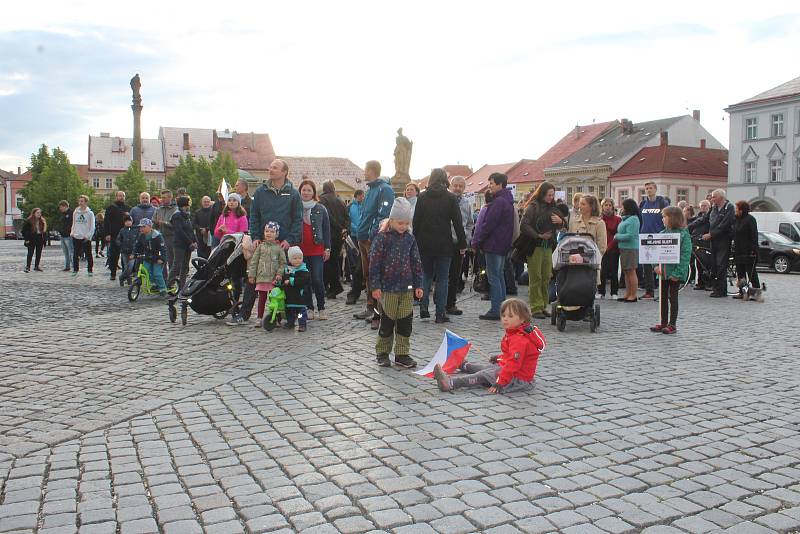 Demonstranti požadovali demisi Benešové a odchod Babiše.