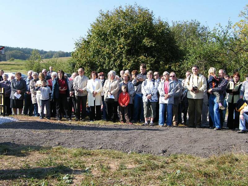 Ve Valdově slavnostně odhalili a vysvětili sochu sv. Václava.