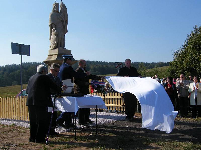 Ve Valdově slavnostně odhalili a vysvětili sochu sv. Václava.