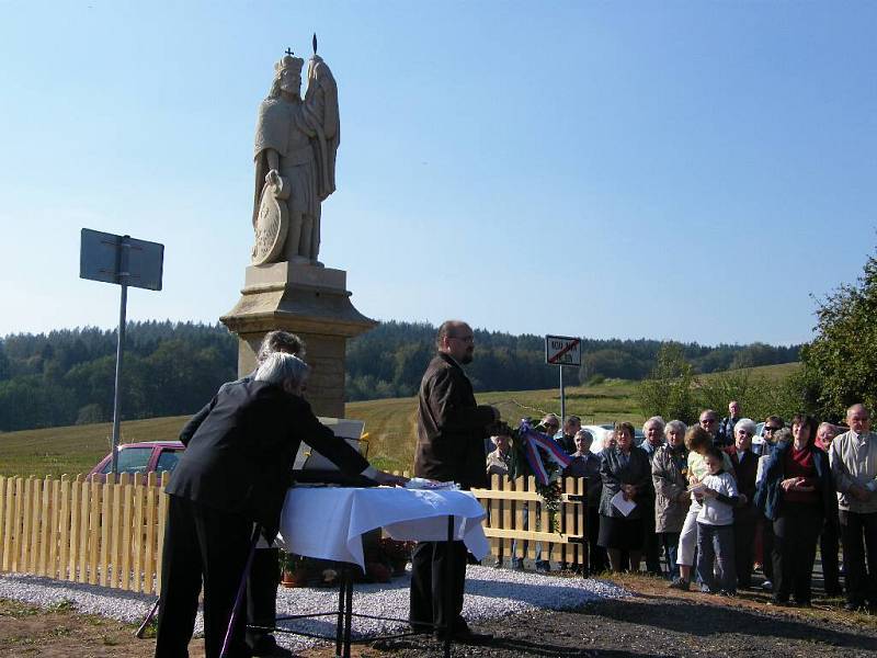 Ve Valdově slavnostně odhalili a vysvětili sochu sv. Václava.