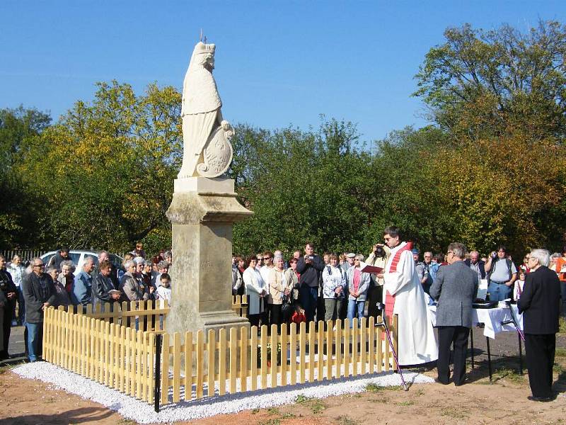 Ve Valdově slavnostně odhalili a vysvětili sochu sv. Václava.