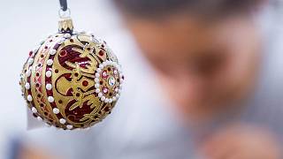 Motivy Alfonse Muchy na vánočních ozdobách - Jičínský deník