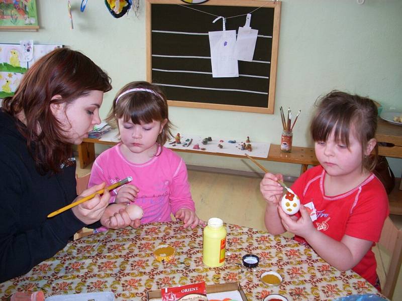 Děti s rodiči aktivně zdobily kraslice voskovou technikou a krupicí.