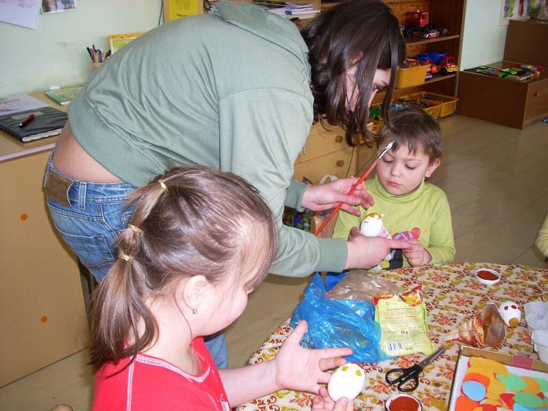 Děti s rodiči aktivně zdobily kraslice voskovou technikou a krupicí.