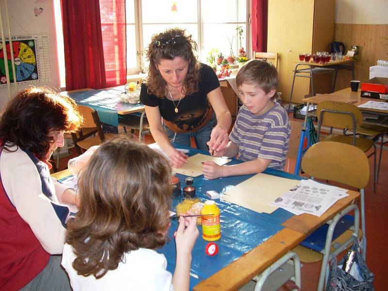 Děti s rodiči aktivně zdobily kraslice voskovou technikou a krupicí.