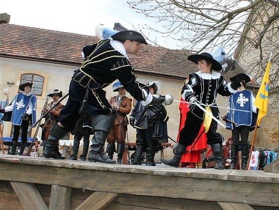 Na tradiční jarní slavnosti vína ve Starých Hradech dorazil budoucí vévoda Albrecht z Valdštejna a jeho družina. 