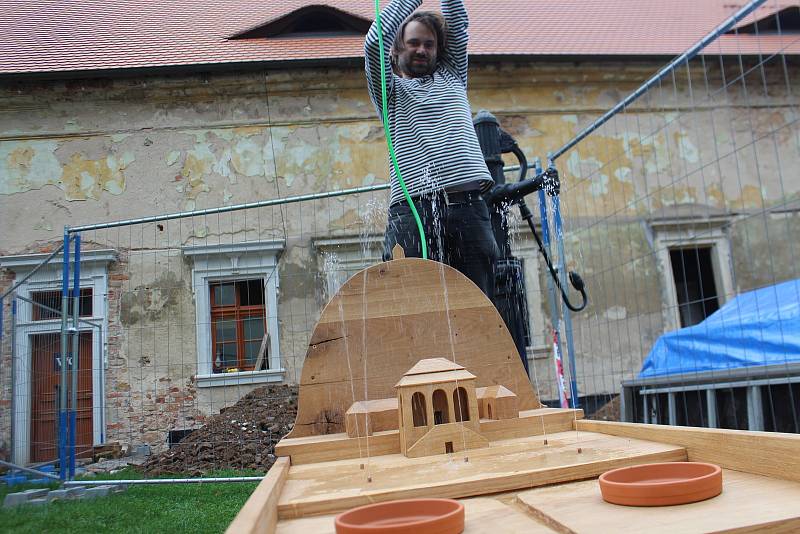 Valdštejnův vodní herní prvek, který zamýšlel vytvořit ve Valdštejnské lodžii, získal reálnou podobu. Dubový vodotrysk i s kopcem Zebín vytvořili manželé Lhotákovi s Robertem Smolíkem. Zdobí Valdštejnskou lodžii u Jičína.