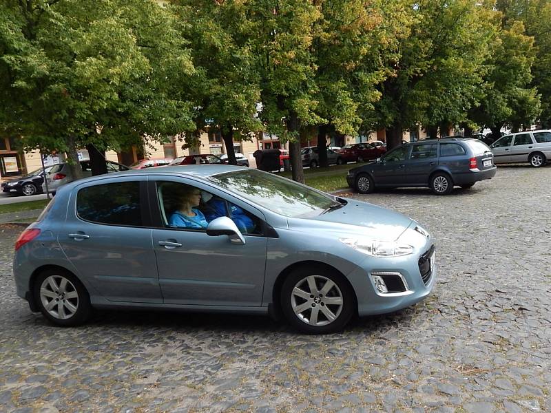 Peugeoty na Lidickém náměstí v Jičíně.
