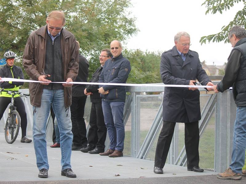 Z otevření nové části cyklostezky z Ruské ulice včetně mostu.