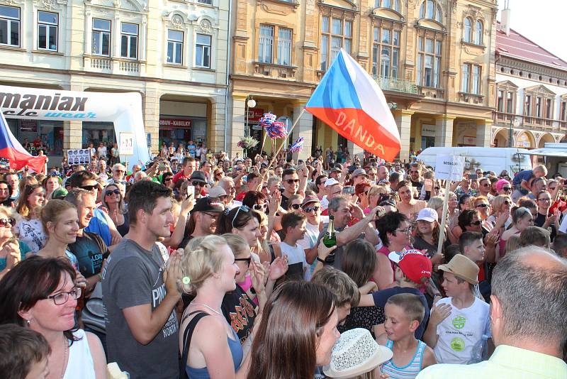 Daniela Polmana, který dokončil extrémní cyklistický závod napříč Amerikou, vítala Nová Paka. Amatérský cyklista se davu poklonil a poděkoval za přízeň fanoušků, která ho hnala do cíle nejtěžšího a nejdelšího závodu světa.