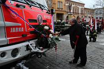 Novopačtí dobrovolní hasiči převzali nový vůz za více než šest milionů korun.