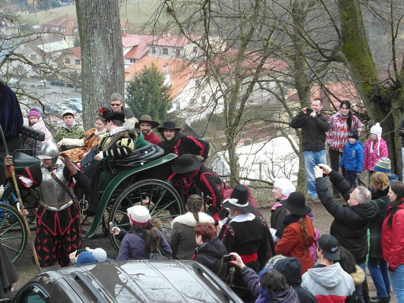 Otevírání hradu Pecka s Kryštofem Harantem a jeho družinou.