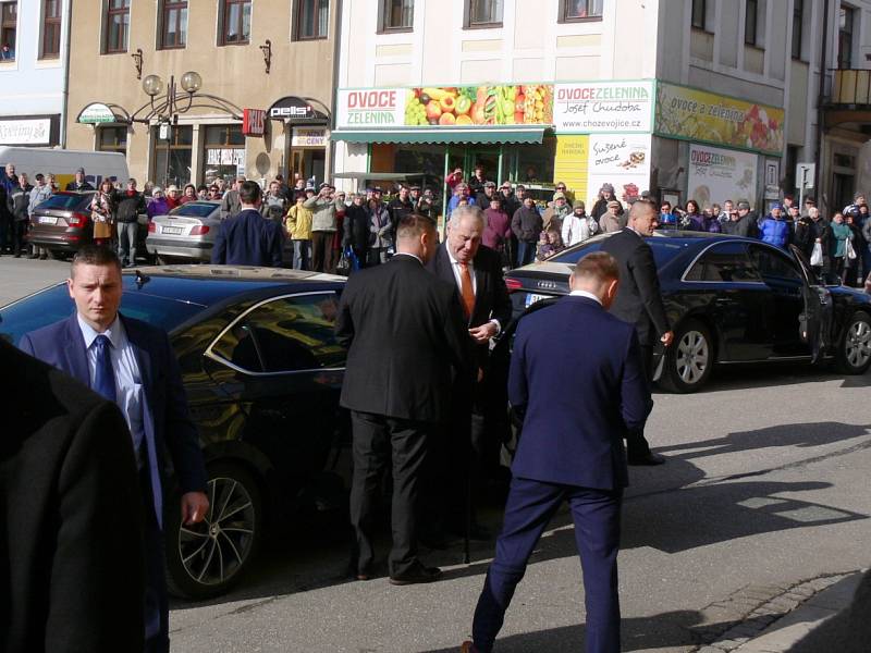 Z návštěvy prezidenta Miloše Zemana v Lomnici nad Popelkou.