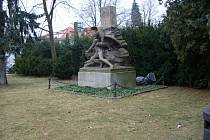 Vandaly zničený pomník Borovského.