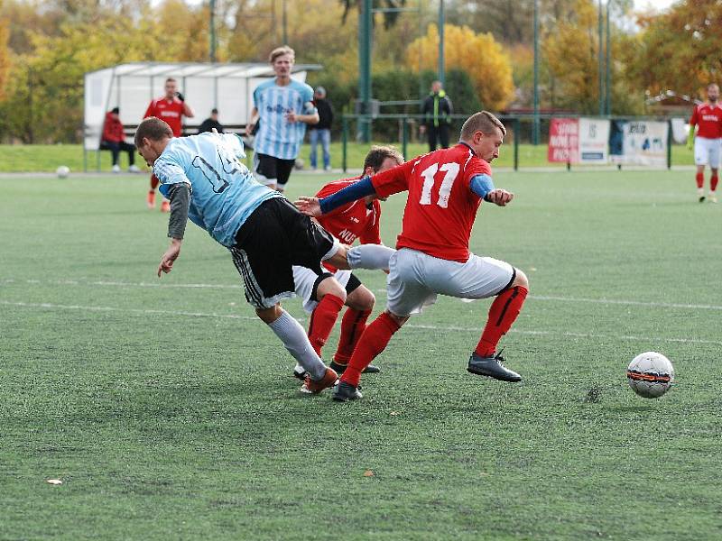 FOTBALISTÉ Jičína v minulém kole na domácí umělé trávě zdolali Provodov 7:2. Na snímku Matěj Mészáros v souboji s obránci soupeře. 