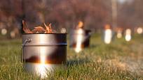 Aby uchránili meruňky před mrazem, zapálili holovouští pěstitelé v sadech svíce.