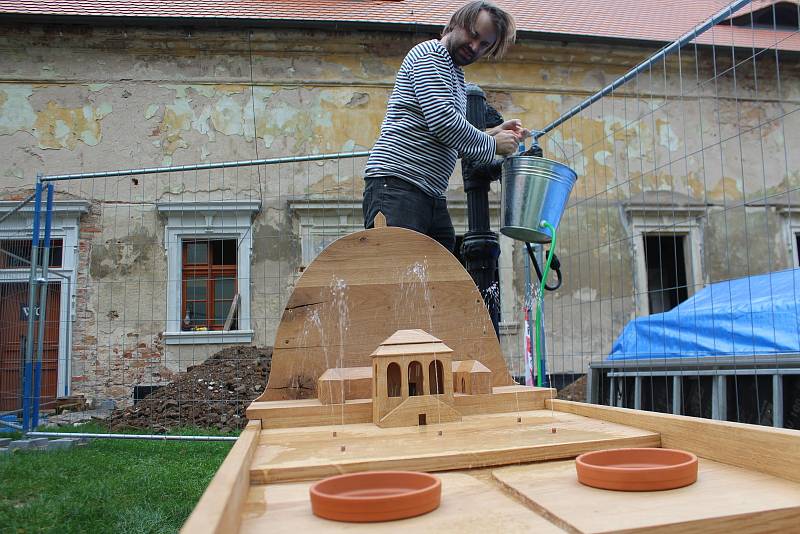 Valdštejnův vodní herní prvek, který zamýšlel vytvořit ve Valdštejnské lodžii, získal reálnou podobu. Dubový vodotrysk i s kopcem Zebín vytvořili manželé Lhotákovi s Robertem Smolíkem. Zdobí Valdštejnskou lodžii u Jičína.