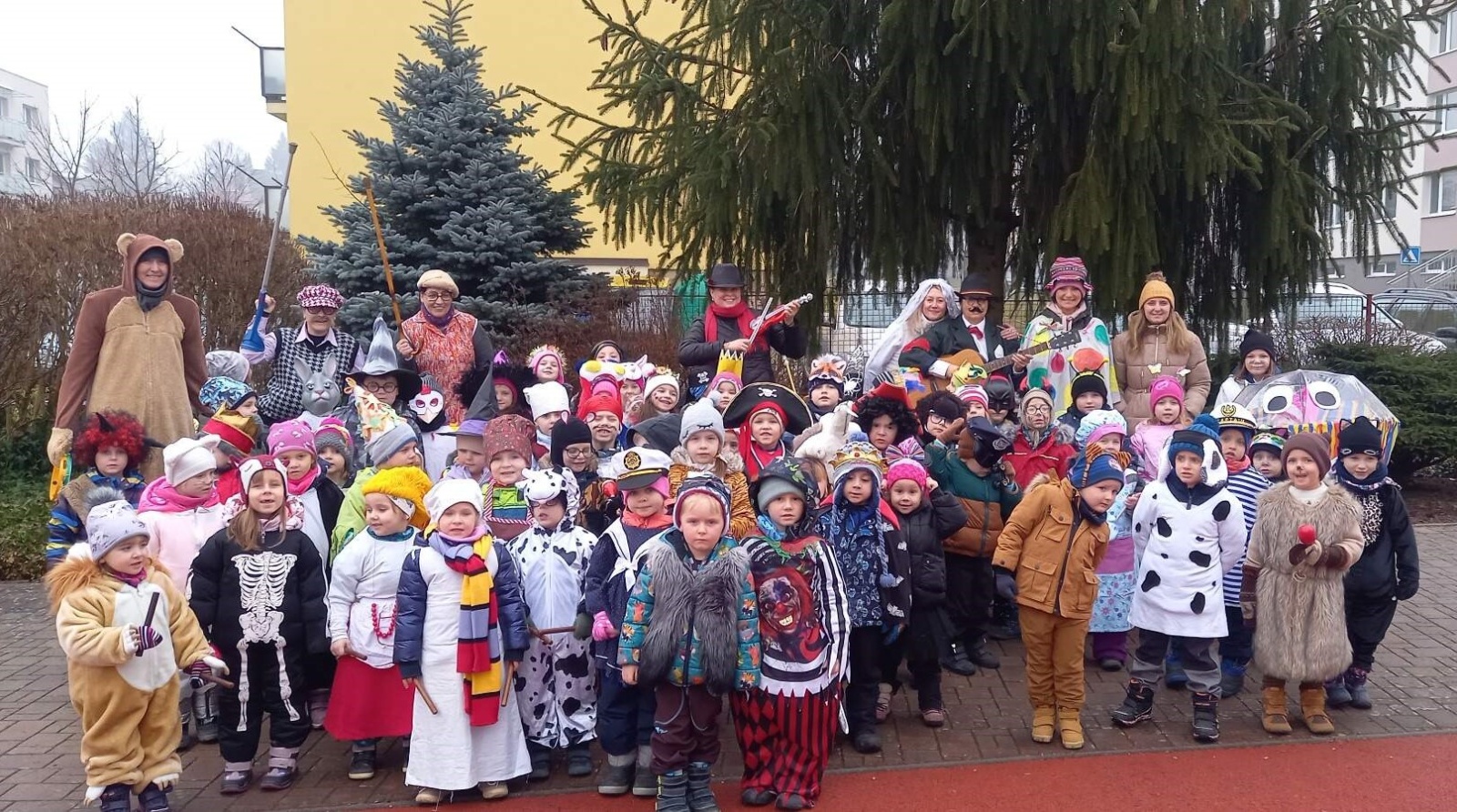 FOTO: Školka ve Valdicích slavila masopust. Pestrý průvod zpíval a veselil  se - Jičínský deník