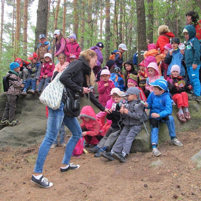 Výlet dětí valdické mateřinky do Prachovských skal.