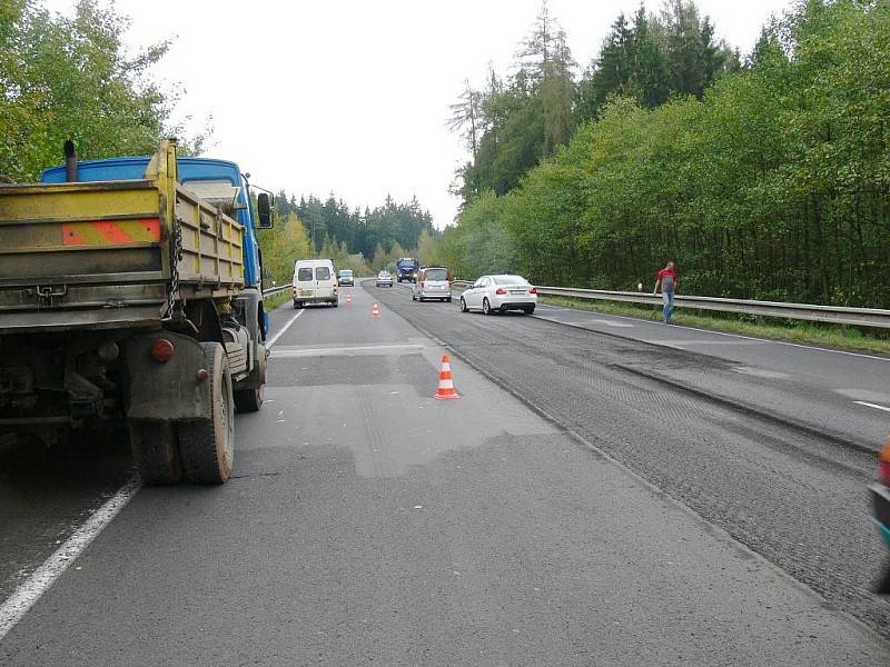 Oprava povrchu silnice na kopci Babák.