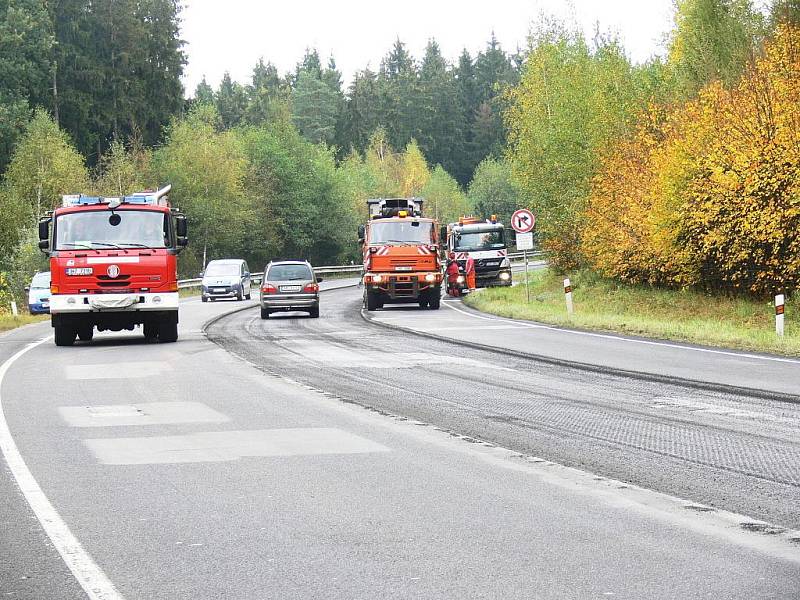 Oprava povrchu silnice na kopci Babák.