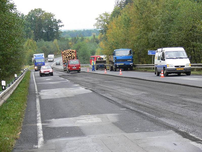 Oprava povrchu silnice na kopci Babák.