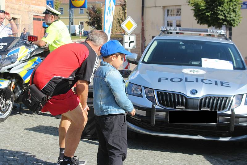 Z dočasného sídla na náměstí Jiřího z Poděbrad se po výstavbě dálnice přesunou do moderního centra dálniční police v Chomuticích.