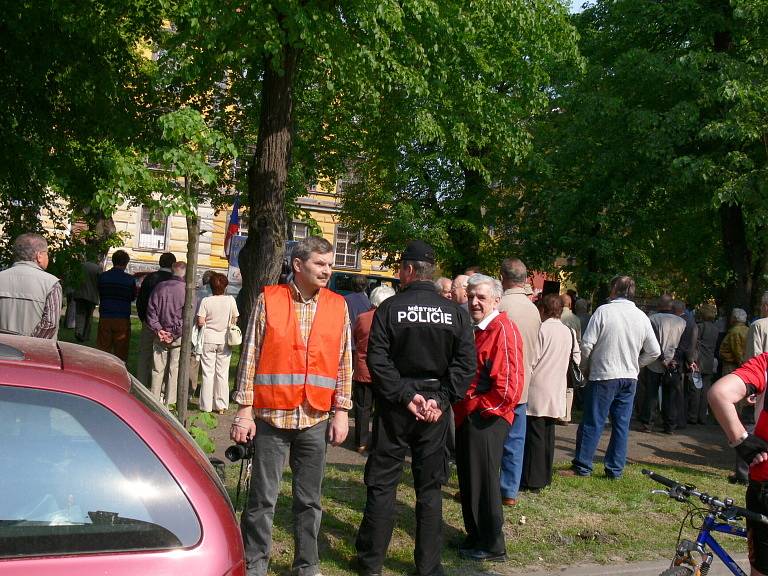 Protest proti jičínské prvomájové manifestaci levice.