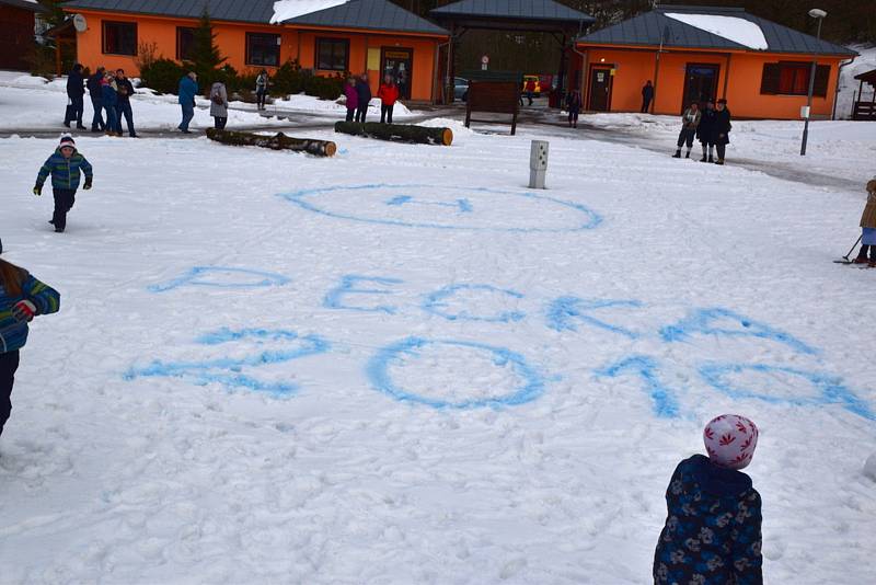 Závody na historických lyžích.