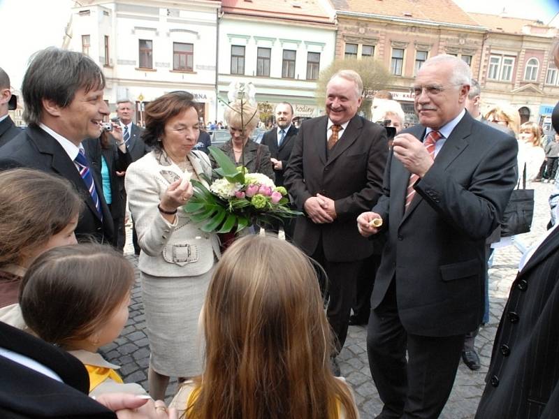 Manželé Klausovi na návštěvě Hořic roku 2007.