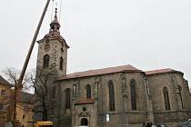Sejmutí věžní kupole kostela sv. Ignáce.