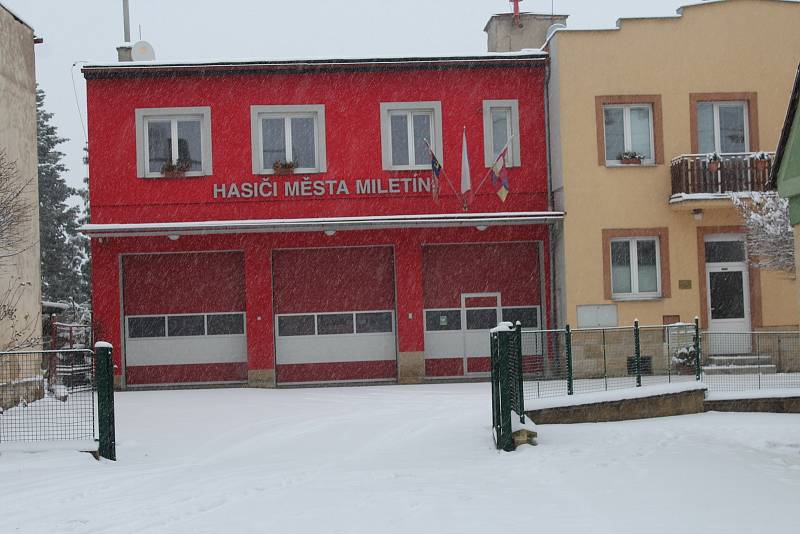 Komenského ulice při vjezdu do Miletína ve směru od Lázní Bělohradu je jako tankodrom. Ani letos ji kraj zřejmě neopraví.