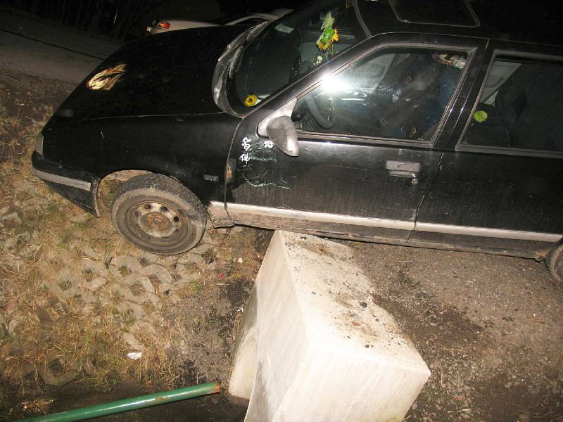 U Robous na Jičínsku havaroval s renaultem osmnáctiletý mladík, který ani nebyl držitelem příslušného řidičského oprávnění a navíc nadýchal 2 promile. Auto vzal bez svolení majitele, škoda byla vyčíslena na 2 tisíce korun.