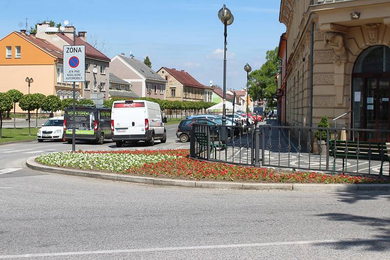 Ve středu dokončili výsadbu letniček v lázeňském městě žáci III. ročníků.