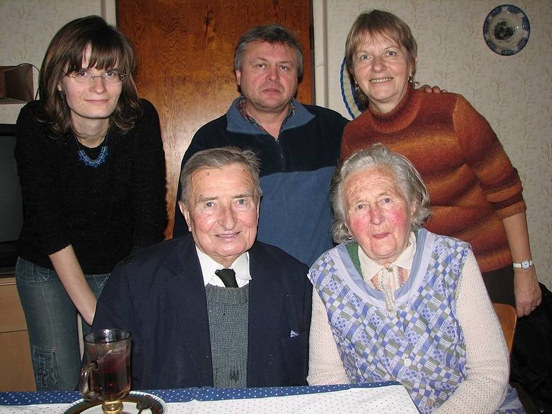 Strýc Emil s Brandejsovými na předvánoční návštěvě u Doubravových.