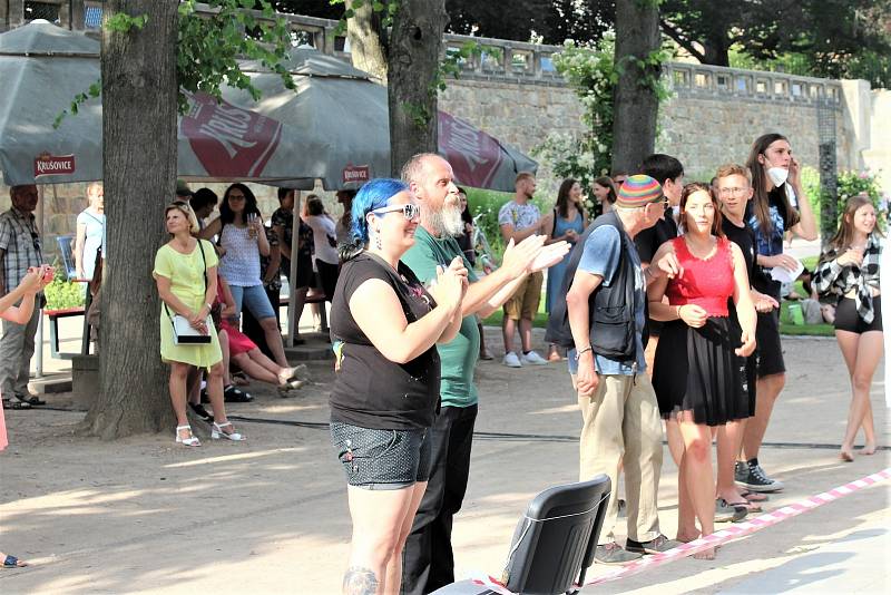 Do zámeckého parku se sešly stovky lidí. Hudební program zde začínal už ve 2 odpoledne, davy lidí v parku zůstaly až do nočních hodin.